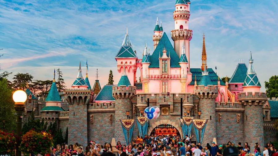Anaheim, United States of America - October 23, 2016: Legendary Disney castle of sleeping beauty in Disneyland — Photo by kyolshin