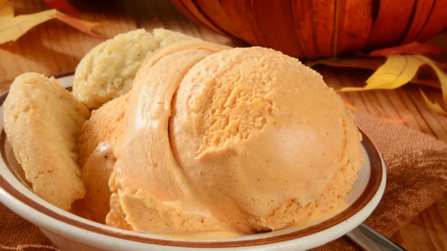 Pumpkin ice cream and cookies.
