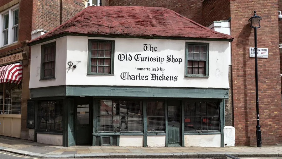 This is an ancient wooden building of The Old Curiosity Shop, which was built in 16th century. — Photo by goga18128.mail.ru