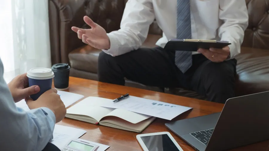 Financial accountants plan business meeting reports and reports.