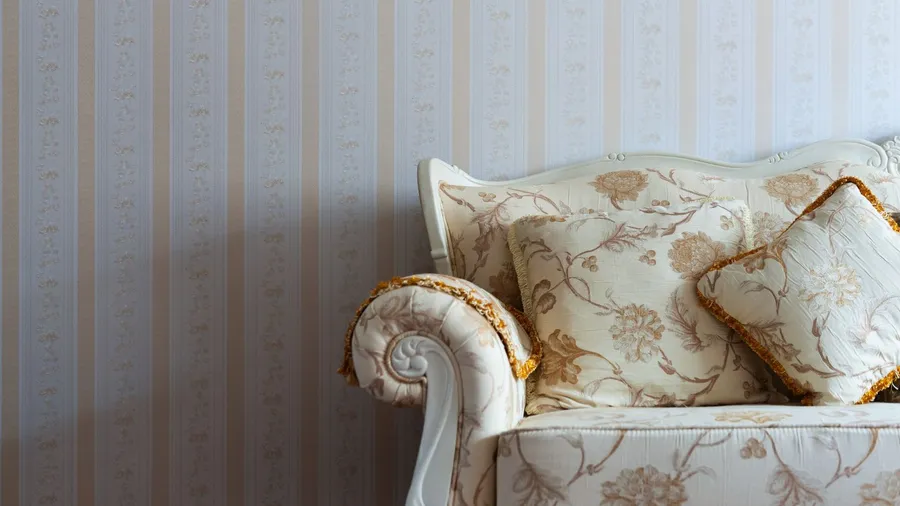 Beautiful stripes wallpaper with a sofa in front.