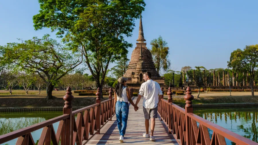 a couple of men and women visit wat sa sit