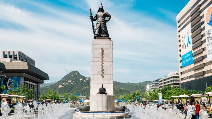 admiral yi sunshin statue at gwanghwamun square in seoul korea