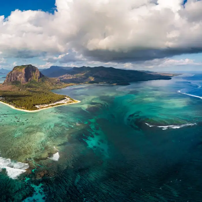 The underwater waterfall illusion in Mauritius that confuses even pilots