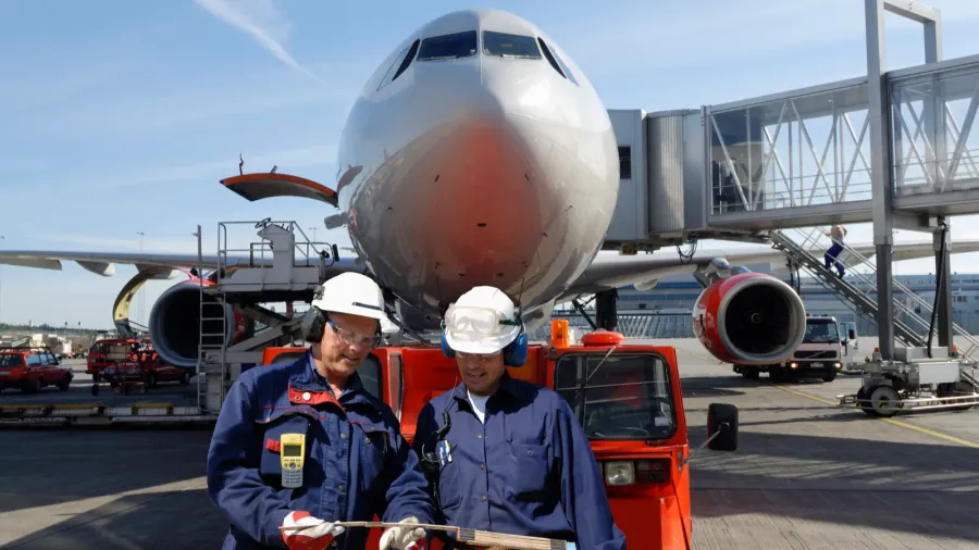airplane mechanics and airliner