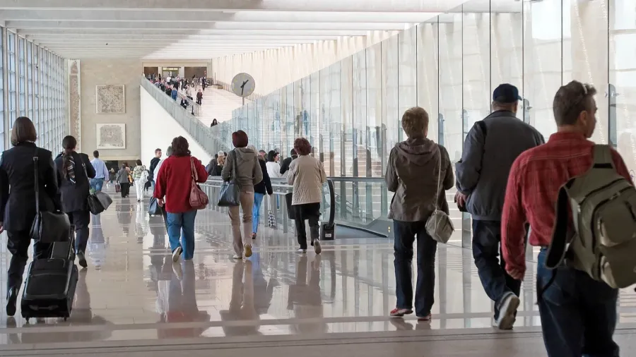airport moving crowd