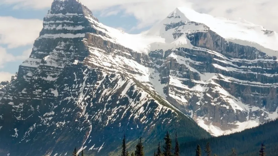 beautiful scenery in the magnificent canadian rockies