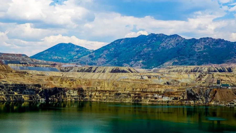 berkeley pit is an openpit copper mine in butte montana
