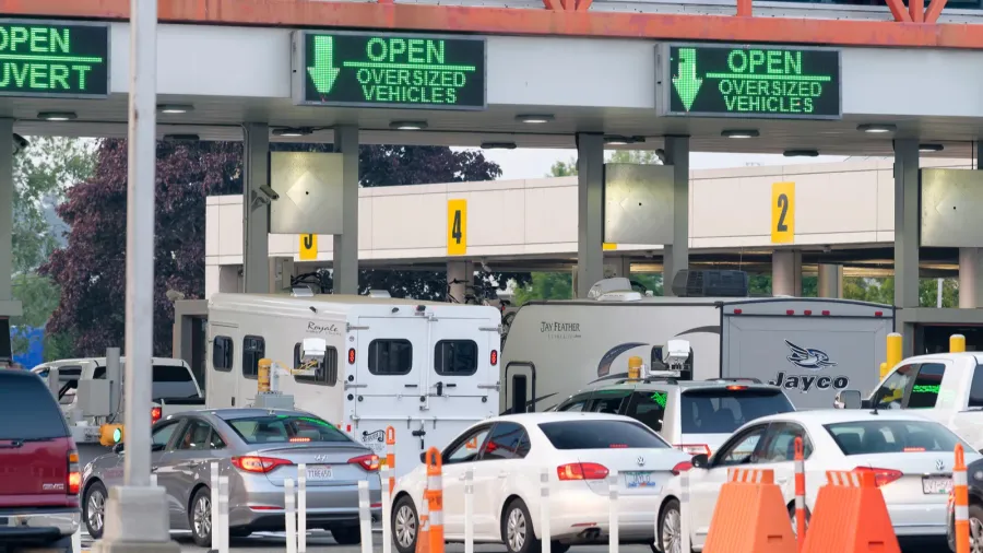 blaine wa  august 8 2017 canadausa border with car