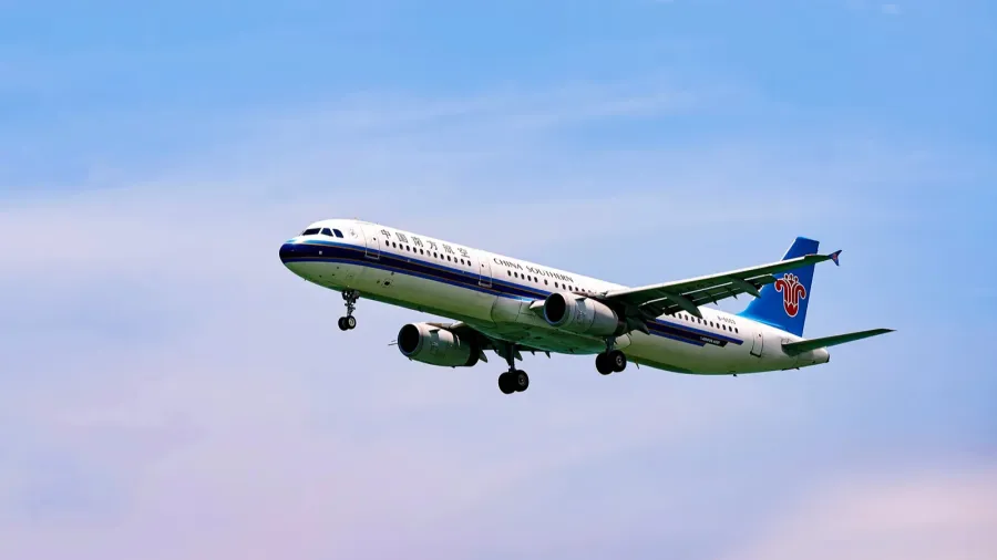 china southern airlines aircraft landing