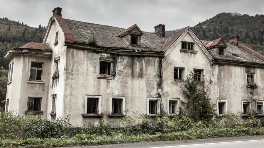 creepy old house