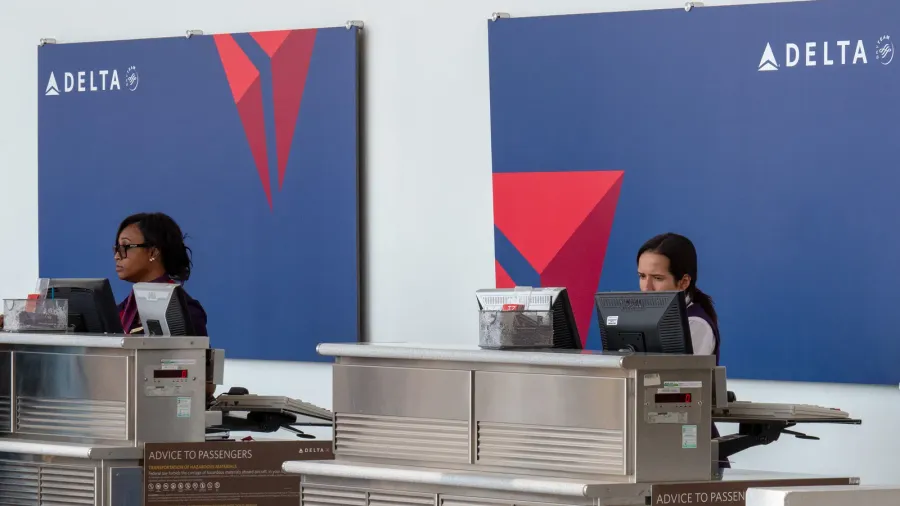 delta airlines check in line for passengers and baggage at