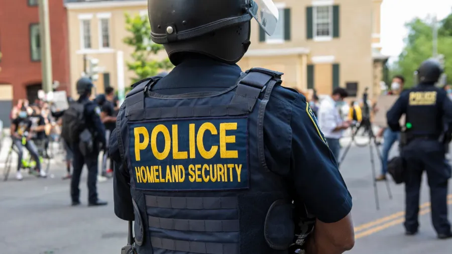 dhs officer in riot gear outside the white house