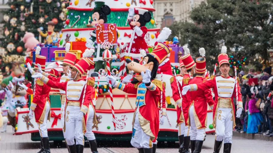 disney christmas parade in disneyland paris