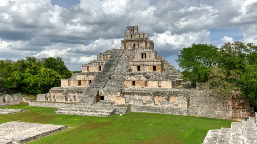 edzna is a maya archaeological site in the north of