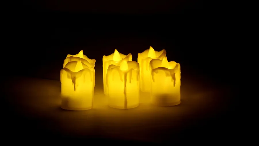 Fireless flickering candle