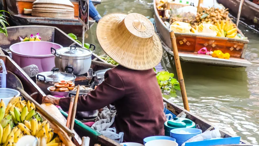 food and drink sell at damnoen saduak floating market in