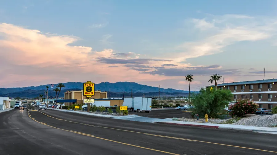 freeway at the city limit of lake havasu ins the