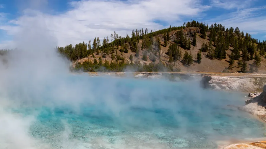 grand prismatic spring in yellowstone national park wyoming us