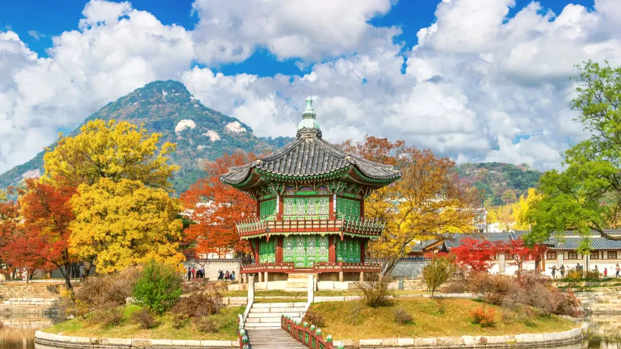 gyeongbokgung palace in autumnsouth korea