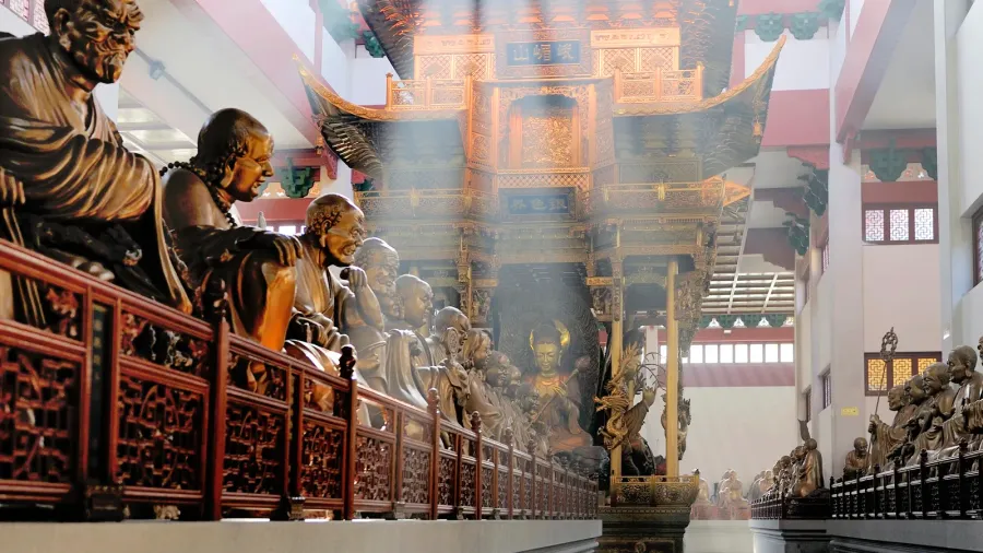 hall with statues at lingyin temple