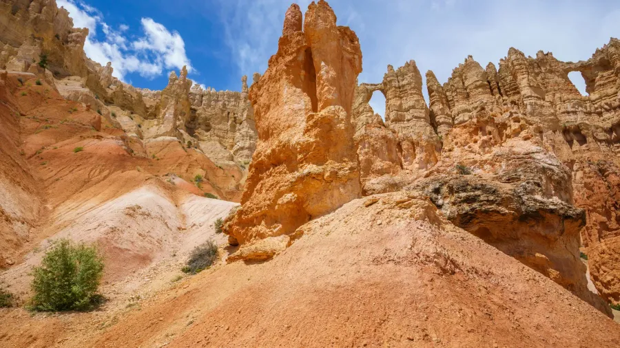 hiking the peekaboo loop in the bryce canyon national park