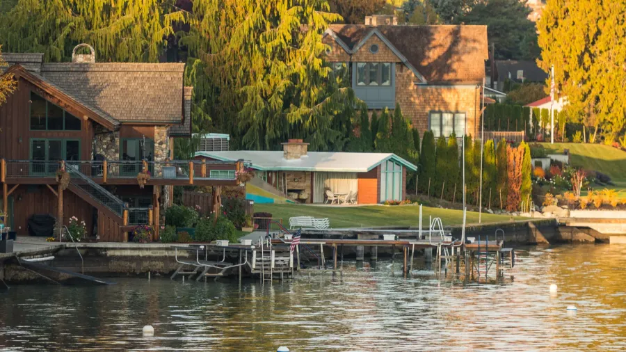 houses and jetties on the shores of chelan lake