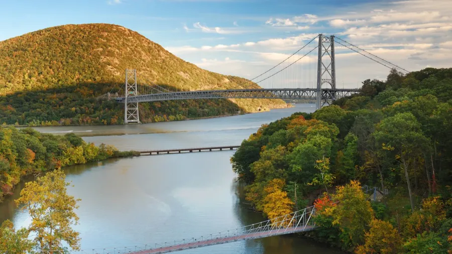 hudson river valley in autumn