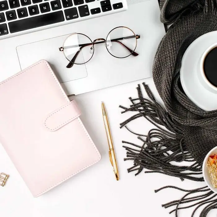 Trendy Winter Decor Ideas for Your Office