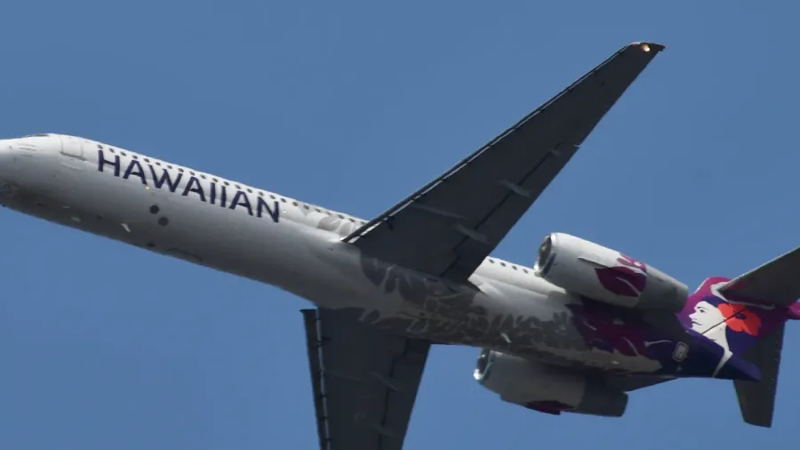 kona hawaii  aug 27 hawaiian airlines flying over kona