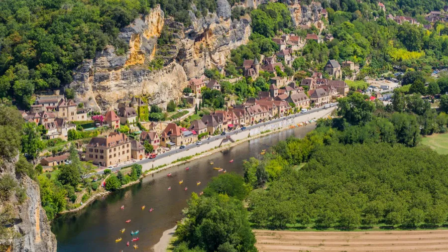la roquegageac scenic village on the dordogne river france