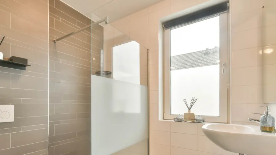 luxurious contemporary style bathroom
