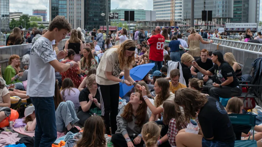 many fans preparing for the shows of taylor swift at