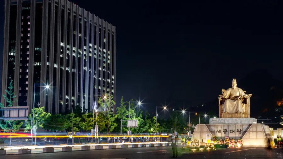 may 15 2017 gwanghwamun plaza at night and the statue