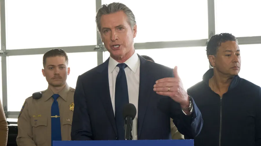 oakland ca  dec 27 2024 gavin newsom speaking at