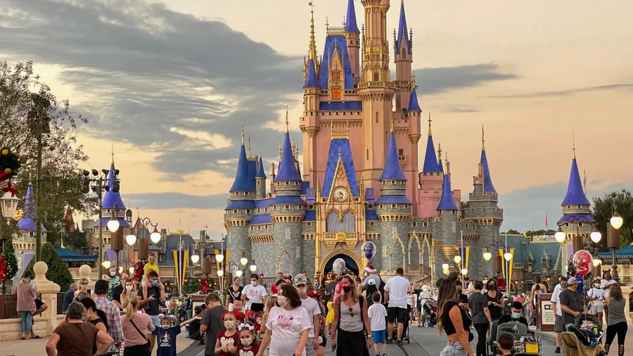 orlando fl usa  november 27 2020  people walking
