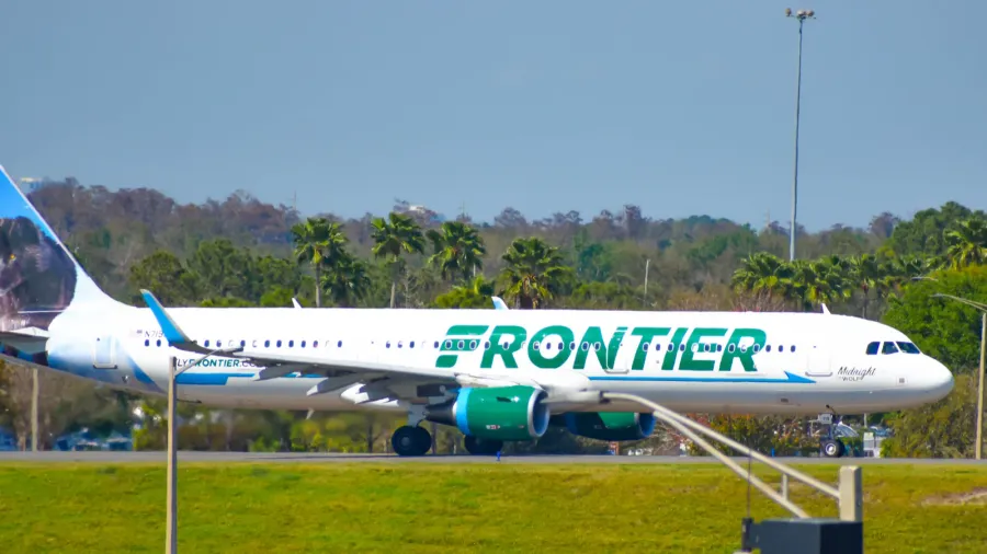 orlando florida march 02 2019 frontier aircraft on runway preparing