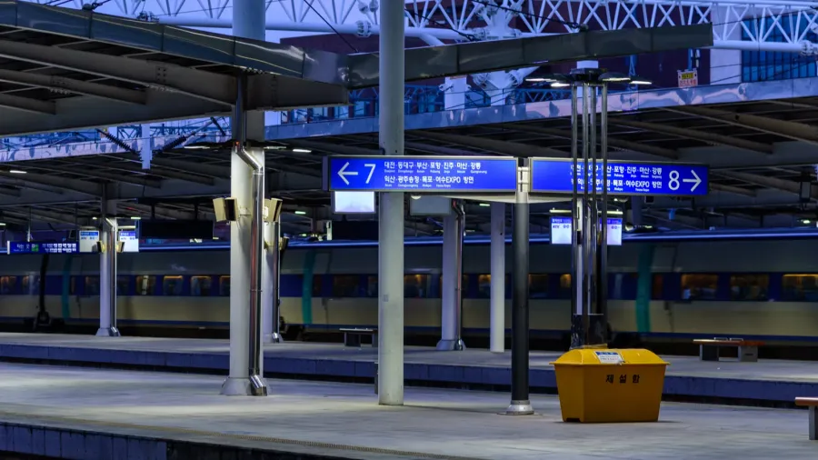 platform of the seoul station high speed main railway station
