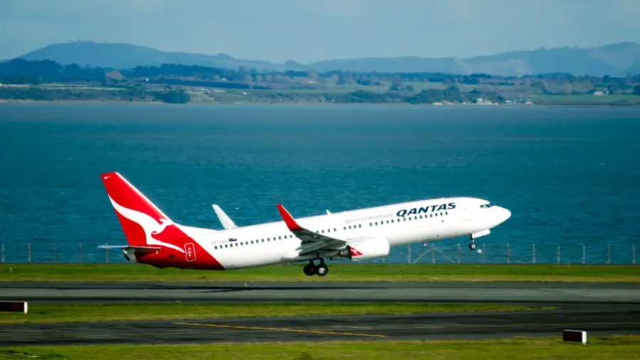 qantas plane takeoff