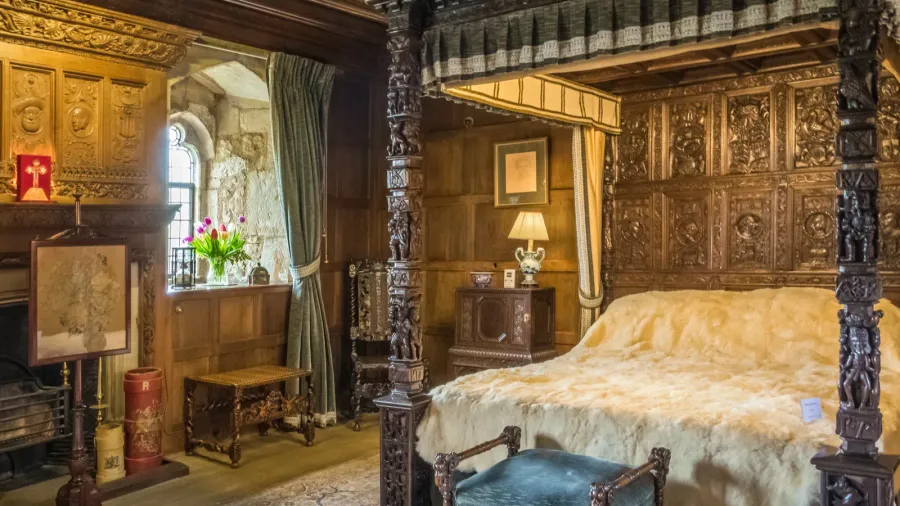 queen bedroom in hever castle