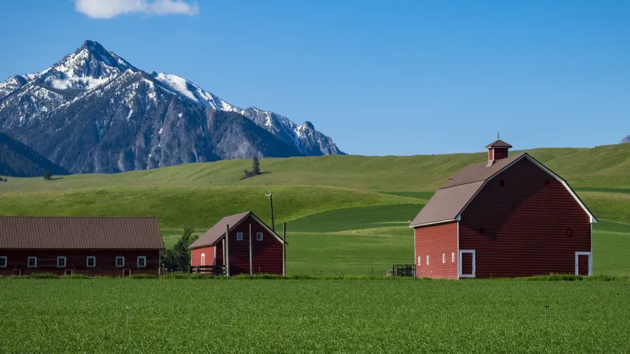 red barn in oregon