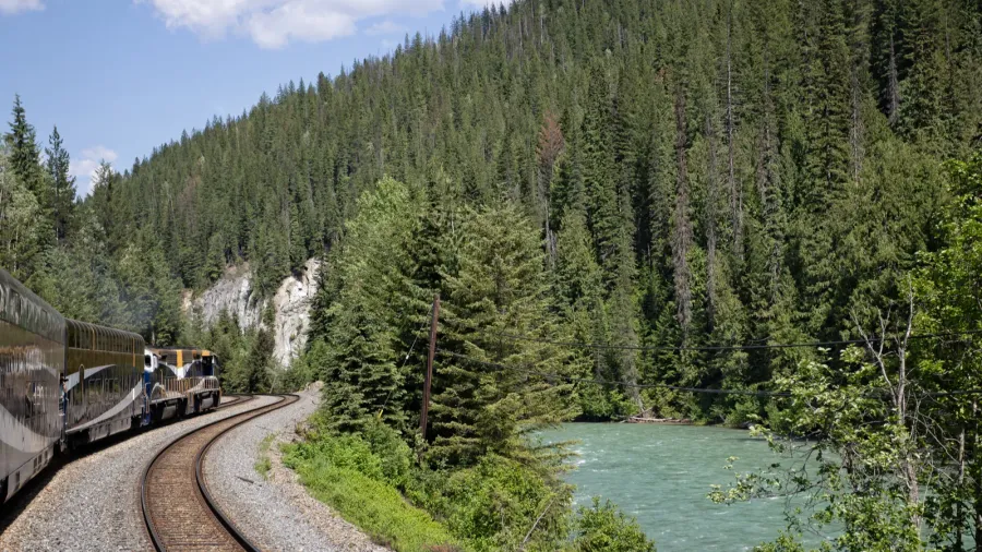 rocky mountaineer luxury train rounding bend along the fraser river