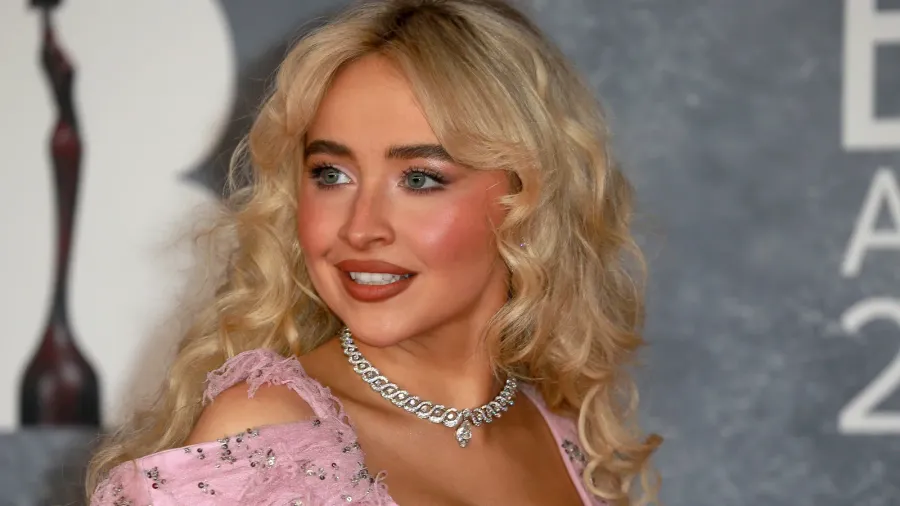 Sabirna Carpenter in a beautiful pink dress at an award show.