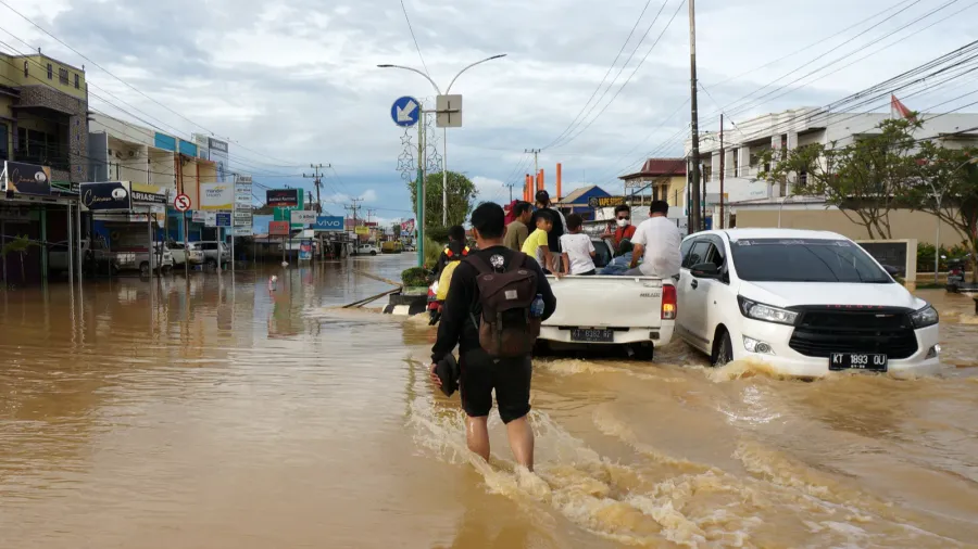 sangatta east kutai east kalimantanindonesia  03 21 2021 floods