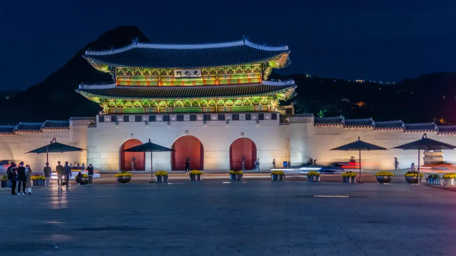 seoul korea october 17 2019 night view of gwanghwamun gate