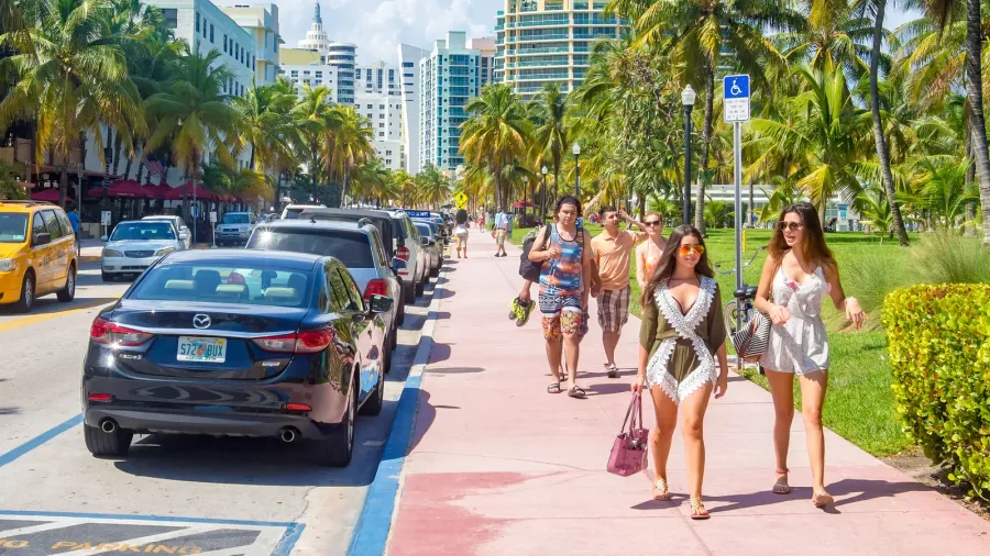 street scene at ocean drive in miami beach