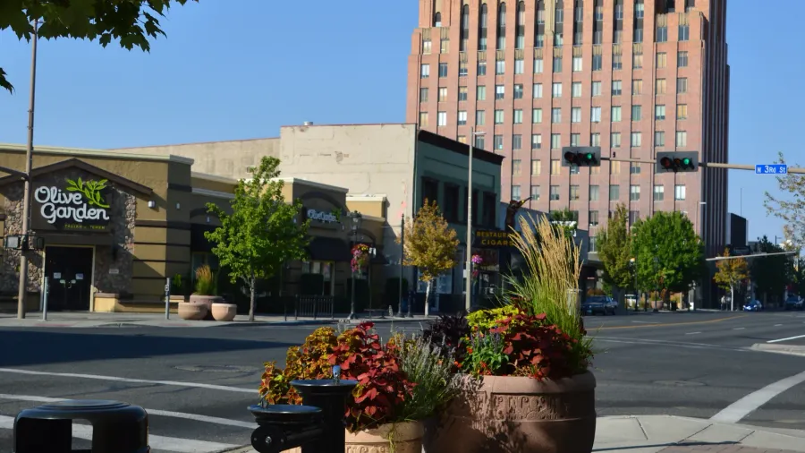 street scene in downtown yakima washington