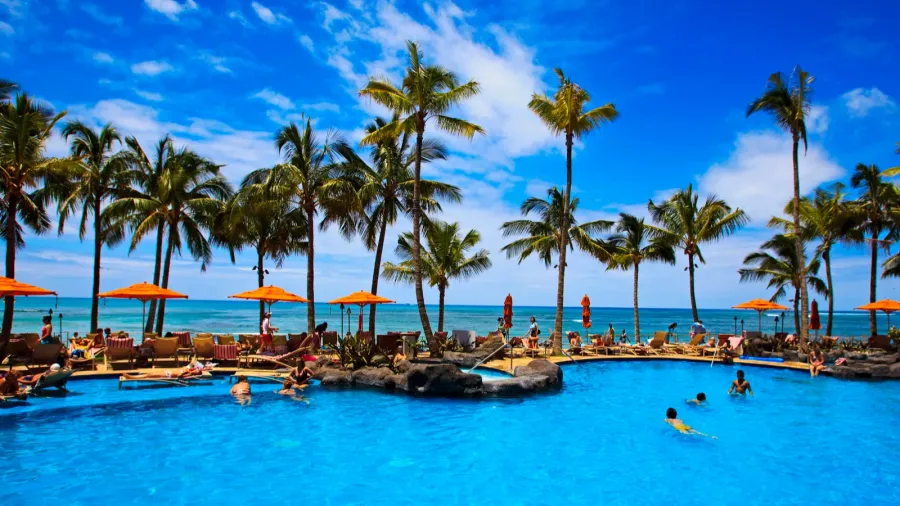 swimming pool on waikiki beach hawaii