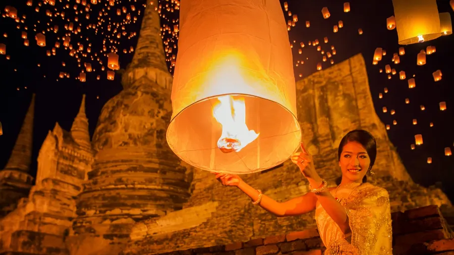thai lady enjoy yeepeng festival