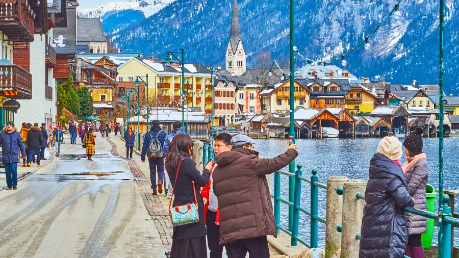 the crowded promenade of hallstatt salzkammergut austria
